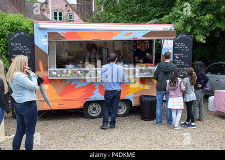 Thai street food alla birreria Redwell auto Arte Fiera Boot, festival annuale che espongono opere di artisti locali. Norwich Giugno 2018 Foto Stock