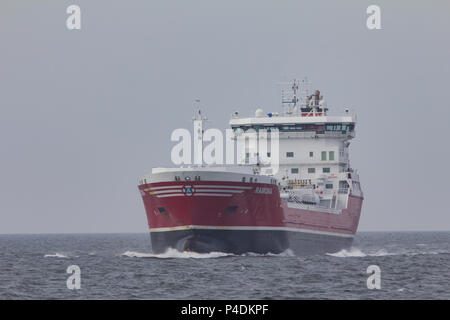Un rosso grande nave da carico in corso attraverso il mare del Nord Foto Stock