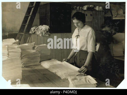 15-enne ragazza asciugamani di piegatura in Bonanno servizio lavanderia. LOC nclc.05198. Foto Stock