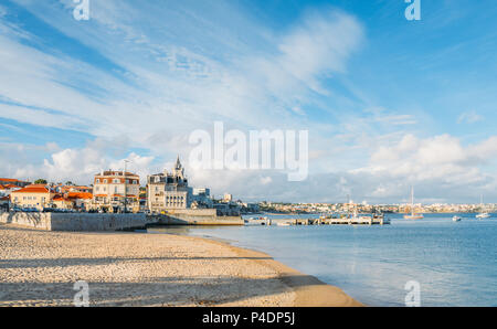 Vista panoramica della spiaggia di Praia da Ribeira, Cascais, Portogallo, un intima spiaggia vicino alla stazione ferroviaria e popolare con i turisti Foto Stock