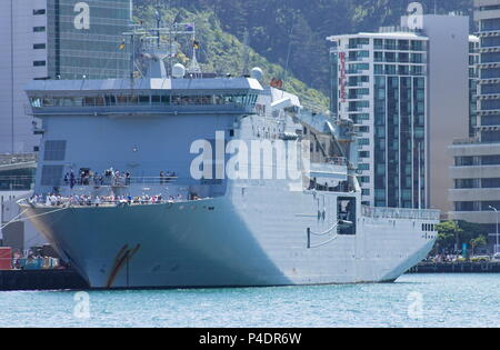 Wellington, Nuova Zelanda - 13 Febbraio 2016: HMNZS Canterbury nave del Royal New Zealand Navy accoglie favorevolmente il pubblico a bordo per la visualizzazione. Foto Stock