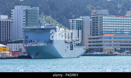 Wellington, Nuova Zelanda - 13 Febbraio 2016: HMNZS Canterbury nave del Royal New Zealand Navy accoglie favorevolmente il pubblico a bordo per la visualizzazione. Foto Stock