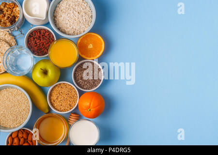 Utile prima colazione su un pastello blu sfondo, vista dall'alto. Foto Stock