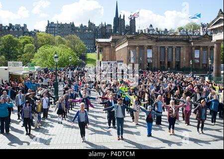 Pellicola originale Titolo: Sunshine su Leith. Titolo inglese: Sunshine su Leith. Regista: DEXTER Fletcher. Anno: 2013. Credit: nero cammello foto/film di DNA / Album Foto Stock