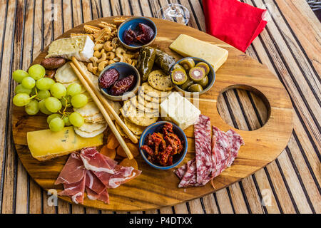Tagliere in legno con un serving di antipatsto. Foto Stock