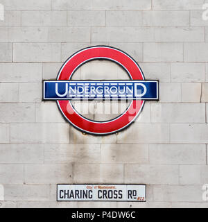 London, Regno Unito - 8 Giugno 2017: Il segno iconico per la metropolitana di Londra su una parete in carbonizzazione Cross Road, Westminster. A Londra, Inghilterra. Foto Stock