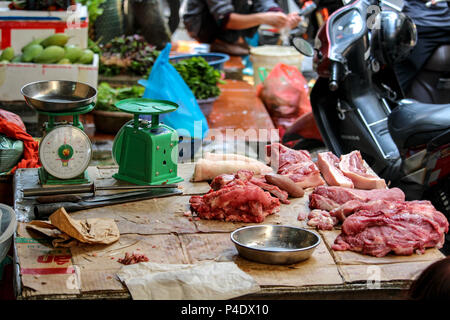 Hanoi, Vietnam - Marzo 15, 2018: carni vendute per le strade del centro di Hanoi Foto Stock