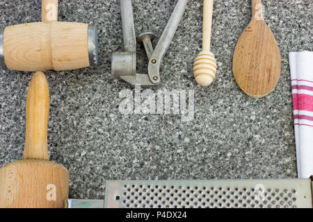 Rural utensili da cucina su un tavolo da sopra - sfondo rustico con testo libero spazio. Foto Stock