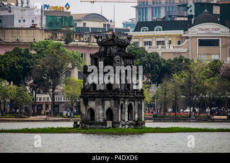 Hanoi, Vietnam - Marzo 15, 2018: strada locale barbiere il taglio dei capelli di un cliente per le strade di Hanoi, 2018: Thap Rua tempio buddista a metà Foto Stock