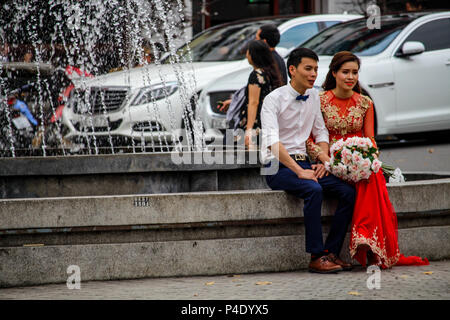 Hanoi, Vietnam - Marzo 15, 2018: appena sposato giovane tenendo una sessione di foto per le strade di Hanoi Foto Stock