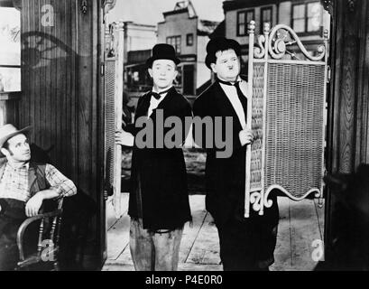 Pellicola originale titolo: MODO FUORI WEST. Titolo inglese: MODO FUORI WEST. Regista: james W. HORNE. Anno: 1937. Stelle: Oliver Hardy Stan Laurel. Credito: Stan Laurel pungoli/Hal Roach/M.G.M / Album Foto Stock