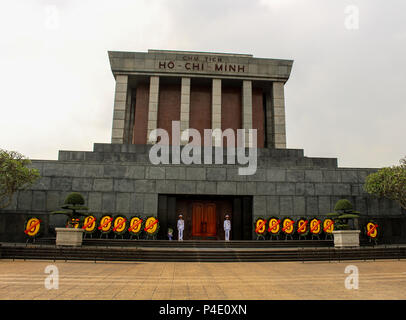 Hanoi, Vietnam - Marzo 15, 2018: guardie nella parte anteriore del mausoleo di Ho Chi Minh, il tumb del vietnamita eroe nazionale Foto Stock