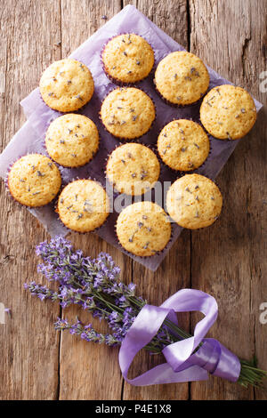 Francese dessert: bella lavanda muffin close-up su una tabella. Verticale in alto vista da sopra Foto Stock