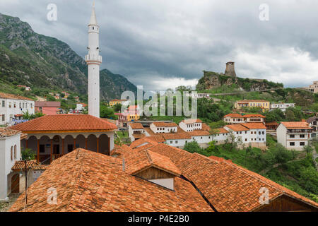 Vecchia città di Kruje, castello e Murad Bey moschea, Kruje, Albania Foto Stock