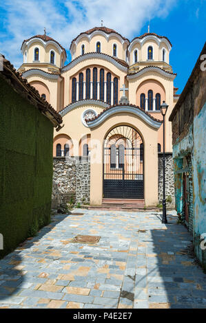 Uno stretto passaggio che conduce alla Natività di Cristo Cattedrale Ortodossa, Shkodra, Albania Foto Stock