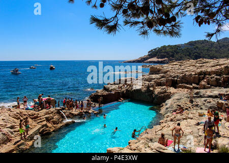 Girona, Spagna - 13 agosto 2016: turisti una balneazione in blu naturale di acqua salata piscina Es Cau a sud del villaggio di Begur in Costa Brava Foto Stock