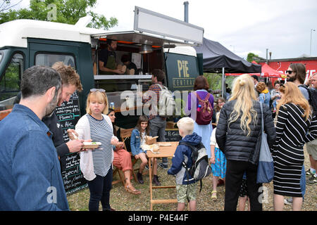 Pie Central Food al Birrificio Redwell auto Arte Fiera Boot, festival annuale che espongono opere di artisti locali. Norwich Giugno 2018 Foto Stock