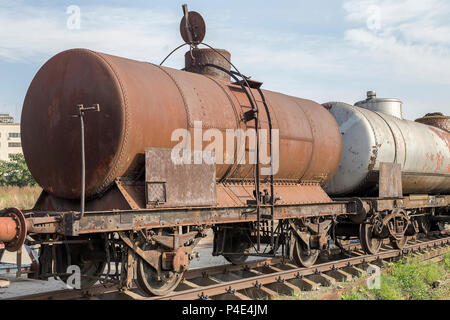 Abbandonato arrugginito contenitori ferroviario per il come e il trasporto di petrolio. Abstract il trasporto in treno. Foto Stock
