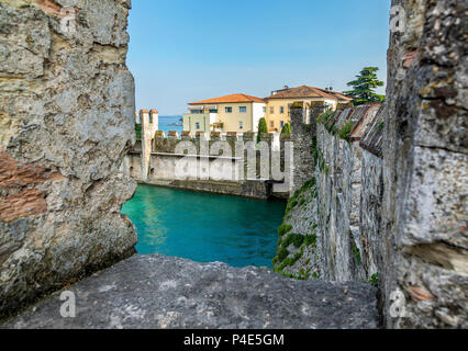 Vista della città italiana di Sirmione e il Lago di Garda dalla torre Scaliger Foto Stock