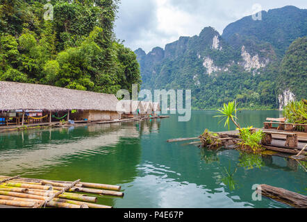 Villaggio galleggiante sulla Lan Cheo Lago in Thailandia. Foto Stock
