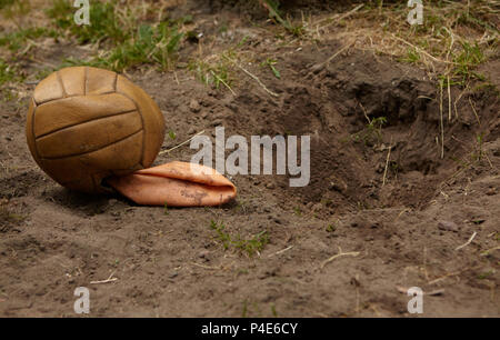 Rotture di calcio, palla. Sfera di morso da un cane Foto Stock