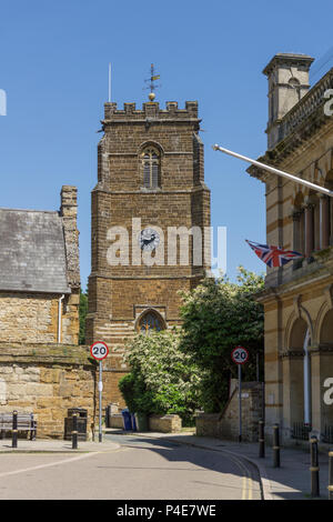 Scena di strada dalla città mercato di Towcester, Northamptonshire, Regno Unito; per la parte posteriore della chiesa di San Lorenzo e a destra il Municipio. Foto Stock