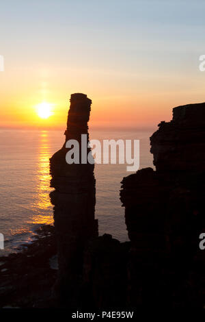 Il vecchio uomo di Hoy stagliano contro un estate tramonto, Orkney Foto Stock