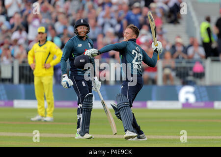 L'Inghilterra del Jason Roy celebra il suo secolo durante una giornata internazionale corrisponde all'Emirates Riverside, Chester-le-Street. Stampa foto di associazione. Picture Data: giovedì 21 giugno, 2018. Vedere PA storia CRICKET Inghilterra. Foto di credito dovrebbe leggere: Richard Venditori/filo PA. Restrizioni: solo uso editoriale. Nessun uso commerciale senza il previo consenso scritto da parte della BCE. Immagine ancora utilizzare solo. Assenza di immagini in movimento per emulare broadcast. Non rimuovere od oscurare del logo dello sponsor. Foto Stock