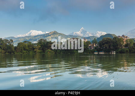 Il Machapuchare e catena Hannapurna visto dal lago Phewa in Pokhara, Nepal Foto Stock