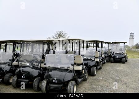 Golf carts parcheggiato presso l'Highland campo da golf Links su Cape Cod, Massachusetts, STATI UNITI D'AMERICA Foto Stock