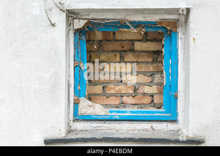 Murata finestra spazio. Possibile per "guardare questo spazio', 'buco nel muro" concetti, 'See un' apertura, vista bloccato, chiuso la visione del mondo, murata off. Foto Stock