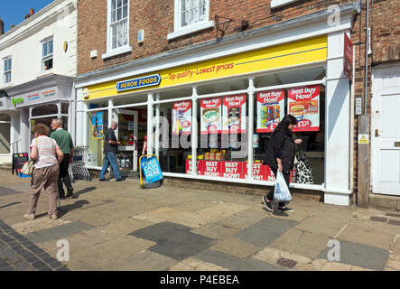 Heron Foods piccolo supermercato minimarket, negozio all'esterno nel centro della città Thirsk North Yorkshire Inghilterra Regno Unito Regno Unito Gran Bretagna Foto Stock