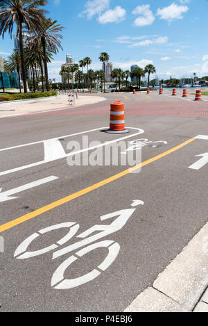 San Pietroburgo, Florida, Stati Uniti d'America. 2018. Dipinto di segni per un cycleway sul lungomare in St Petersburg, FL, Stati Uniti d'America Foto Stock