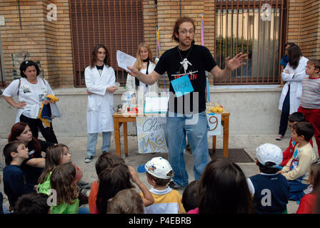 Domenica iniziativa aperta a bambini, reserchers presso la Facoltà di Fisica organizzare i giochi e gli esperimenti per bambini, Pubblica Università " La Sapienza ". Foto Stock