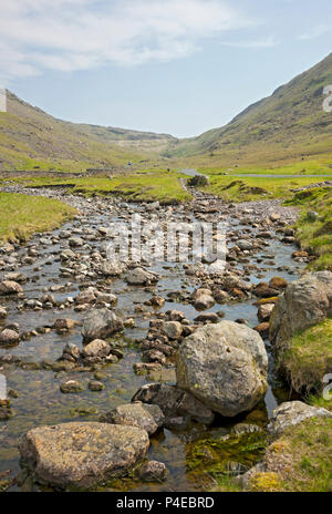 Guardando dal fiume Duddon lungo Wrynose Pass Lake District National Park Cumbria Inghilterra Regno Unito GB Gran Bretagna Foto Stock