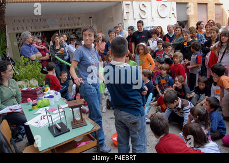 Domenica iniziativa aperta a bambini, reserchers presso la Facoltà di Fisica organizzare i giochi e gli esperimenti per bambini, Pubblica Università " La Sapienza ". Foto Stock