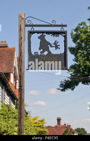 Pooh Corner segno nel Kent villaggio di Hartfield, UK. Riscaldare i cieli blu in background, Foto Stock