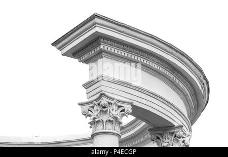 Classico porticato rotondo frammento, colonne bianche isolati su sfondo bianco Foto Stock