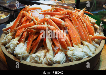 Close up Alaska King crab gambe su ghiaccio, Buffet in Giappone. Foto Stock