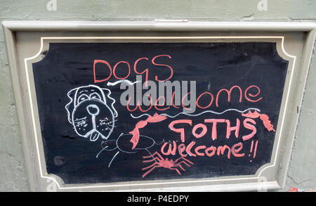 Cani e Goti saluti firmare al di fuori di un pub a Whitby, North Yorkshire, Inghilterra. Regno Unito Foto Stock