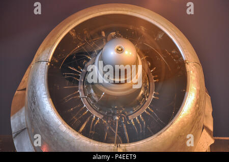 Pistone motore radiale in esecuzione su un Douglas DC-3 Dakota di notte. Pratt & Whitney R-1830 Twin Wasp. Cofanatura. Centrifuga con tubi flessibili Foto Stock