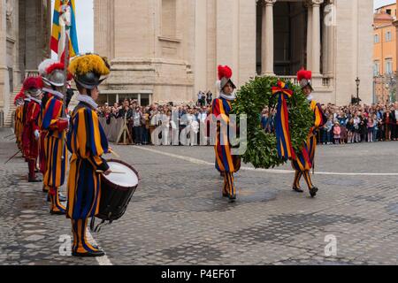 5 maggio 2018, Italia e Città del Vaticano: Guardie del Corpo della Guardia Svizzera Pontificia indossare una ghirlanda che è depositato ogni anno presso il Campo Santo Teutonico in Vaticano in onore dei compagni caduti al 'Sacco di Romai' nel 1527. | Utilizzo di tutto il mondo Foto Stock