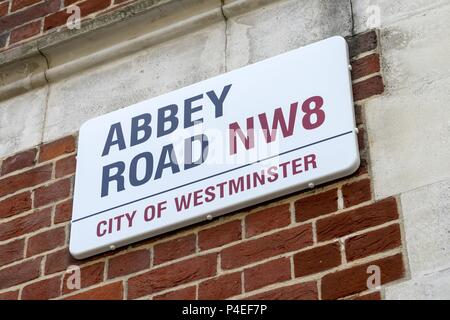 Regno Unito: Abbey Road segno accanto a Abbey Road Studios (Beatles) a Londra. Foto da 09. Mai 2010. | Utilizzo di tutto il mondo Foto Stock