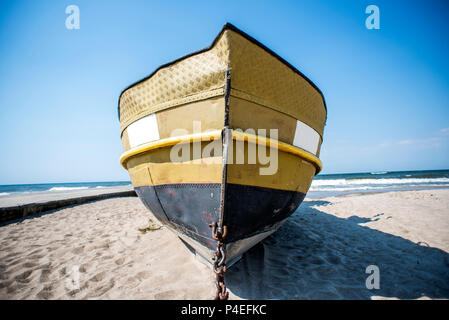 Barca da pesca sulla spiaggia del Mar Baltico Foto Stock