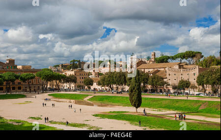 Vista del Circo Massimo e il Campidoglio monumenti con belle nuvole appena dopo la pioggia, nel centro storico di Roma Foto Stock