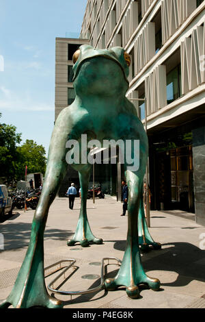 MADRID, Spagna - 10 Giugno 2016: la rana della statua della Fortuna di fronte al casino Foto Stock