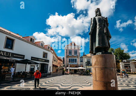 Il re Pietro I statua a 5 de Outubro Square, storico centro di Cascais Foto Stock