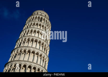 Torre pendente di Pisa visto da sotto contro un cielo blu (con copia sapce) Foto Stock