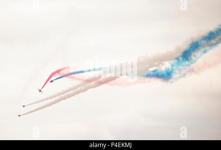 GREAT YARMOUTH, Norfolk, Inghilterra - Giugno 17, 2018: le frecce rosse RAF team display dipingere il cielo di colori patriottici a Great Yarmouth la prima aria sho Foto Stock