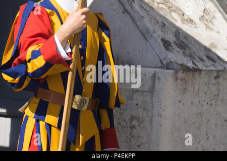 Un membro della Guardia Svizzera Pontificia che proteggono il papa nella Città del Vaticano Foto Stock